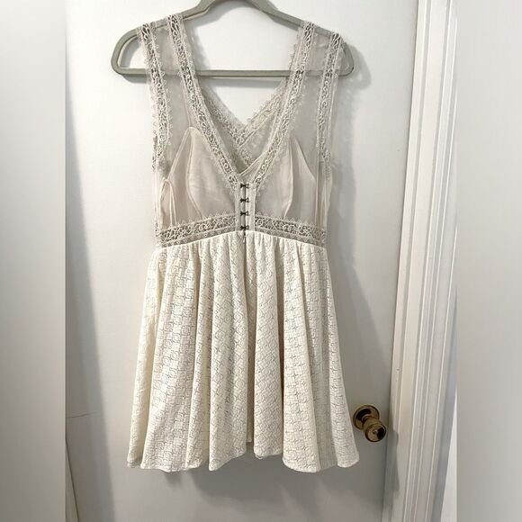 Rare Free People Victoria Bohemian Lace Cream Sheer Back Mini Dress Size 10 - Picture 2 of 12